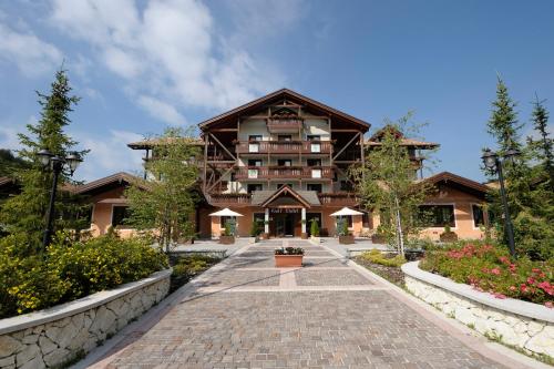 Golf Hotel - image 9