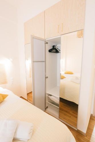 Cozy koukaki apartment - image 5