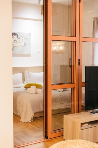 Cozy koukaki apartment - image 10