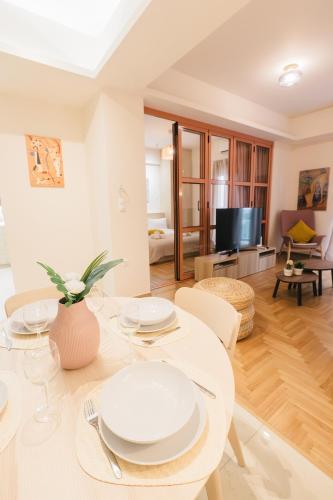 Cozy koukaki apartment - image 9