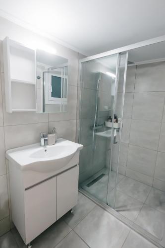 Cozy koukaki apartment - image 3