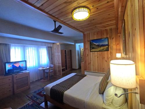 Deluxe Queen Room image 2