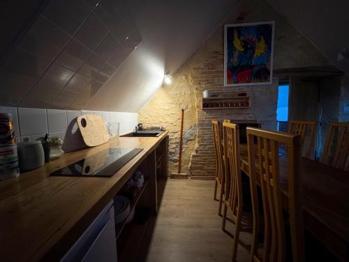 Gîte indépendant pouvant accueillir jusqu'à 6 personnes, situé dans une forêt (Gite independant pouvant accueillir jusqu'a 6 personnes, situe dans une foret) in St Pierre Le Moutier