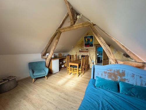 Gîte indépendant pouvant accueillir jusqu'à 6 personnes, situé dans une forêt (Gite independant pouvant accueillir jusqu'a 6 personnes, situe dans une foret) in St Pierre Le Moutier