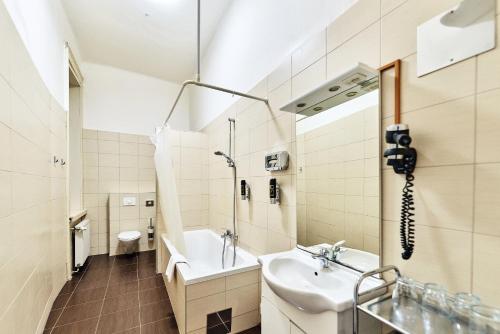 Superior Quadruple Room image 7