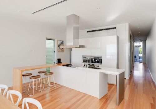 Konyha, Henley Beachfront Luxury Home With Private Pool, Spa And Sauna! in Henley Beach