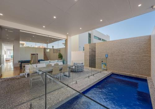 Úszómedence, Henley Beachfront Luxury Home With Private Pool, Spa And Sauna! in Henley Beach