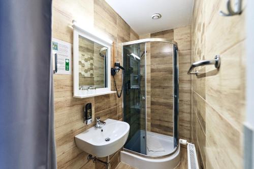 Standard Triple Room image 2