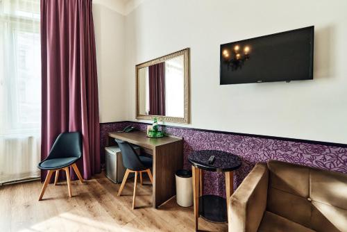 Standard Triple Room image 8