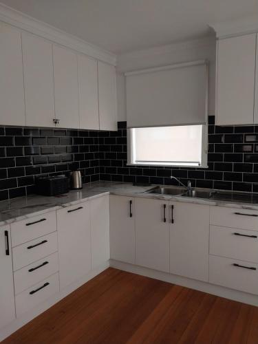 Konyha, Dreamy Escape Where Romance Blossoms & Pets Play in Észak-Geelong