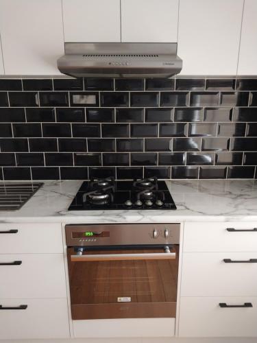 Konyha, Dreamy Escape Where Romance Blossoms & Pets Play in Észak-Geelong