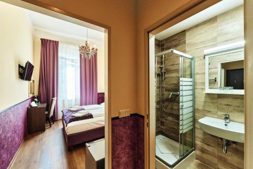 Hotel Pension Baron am Schottentor - image 13