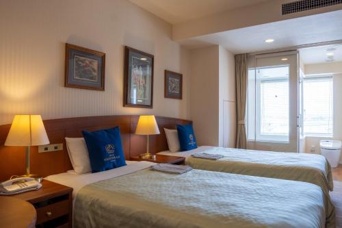 2 twin beds