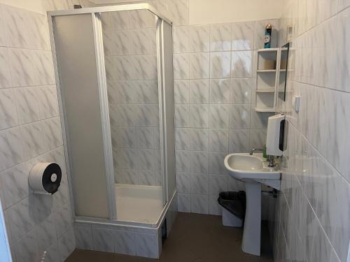 Dusj, Szkolne Schronisko Młodzieżowe Sezonowe nr 3 (Szkolne Schronisko Mlodziezowe Sezonowe nr 3) in Olsztyn