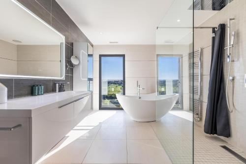Shower, Luxueuse Villa pour huit personnes, piscine et vue sur le Golf near Parking du complexe sportif municipal