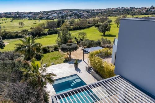 Exterior view, Luxueuse Villa pour huit personnes, piscine et vue sur le Golf near Parking du complexe sportif municipal