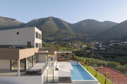 Dias Villa, Tennis, 2Pools, Walk to Beach & Shops, By ThinkVilla