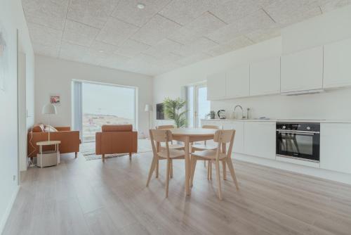 Konyha, 3 BR Apartment - Parking - Sea View - Nature in Skálavík