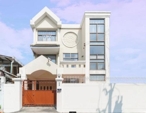 Charming 3-Storey house near BTS Onnut Station, Bangkok
