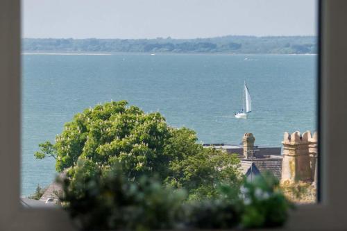 Solent View apartment in Cowes West and Gurnard