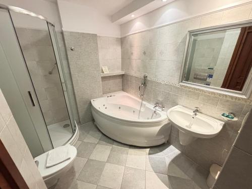 Queen Suite with Spa Bath image 3