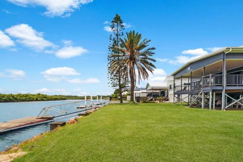 Pumicestone Paradise, Waterfront, sleeps 10, Meldale
