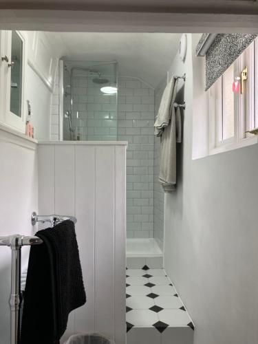 Zuhanyzó, Yew Tree House, Bed & Breakfast in Colchester in Lexden