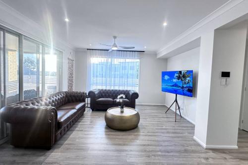 Lotus Grand Home in Mango Hill Sleeps 8