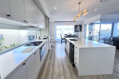 Lotus Grand Home in Mango Hill Sleeps 8