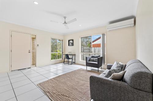 Urban Escape Spacious Home in Rothwell Sleeps 8