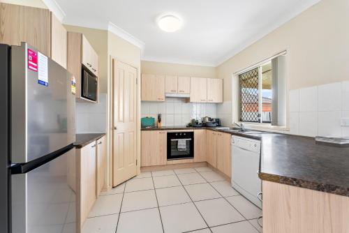 Urban Escape Spacious Home in Rothwell Sleeps 8