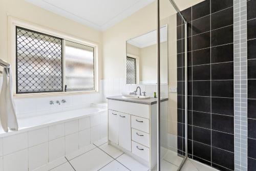 Urban Escape Spacious Home in Rothwell Sleeps 8