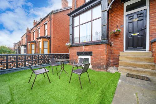 Exterior view, -RA15CFA- For Relaxed and Cosy stay with Free Parking in Beeston