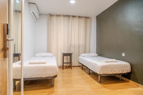 HolidaysBCN Rooms Room Type - Double Room with External Private Bathroom HolidaysBCN Rooms Room Type - Double Room with External Private Bathroom