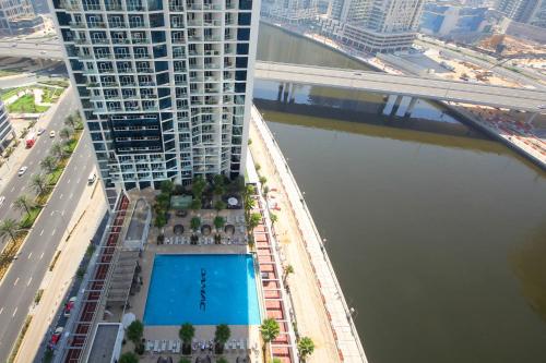 Stylish Studio Apartment with pool in Business Bay - image 9