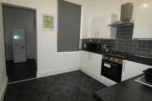 Kitchen, Sefton House Liverpool By Smart corporate Stays near New Beijing Chippy