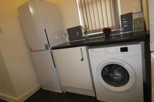 Kitchen, Sefton House Liverpool By Smart corporate Stays near New Beijing Chippy
