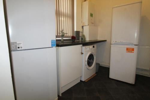 Kitchen, Sefton House Liverpool By Smart corporate Stays near New Beijing Chippy