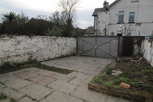 Garden, Sefton House Liverpool By Smart corporate Stays near New Beijing Chippy
