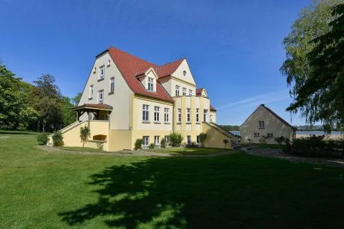 Gutshaus Grubnow Ferienwohnung 2 am Wasser Sauna und WLAN incl. in Grubnow, Deutschland