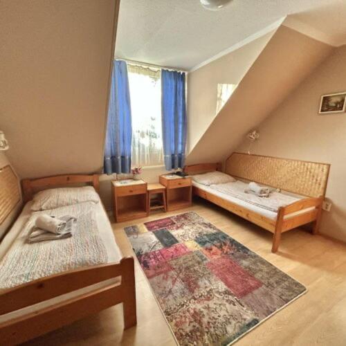 2 twin beds