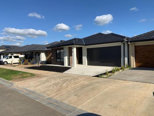 New 4.5 BR Modern Home in Clyde, Victoria