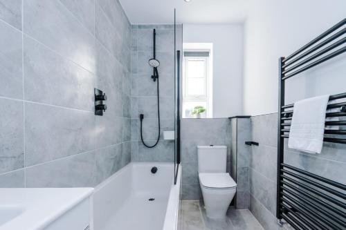 4 Bed House-2 Parking spaces-Vibrant location, Manchester (zdjęcie 3)