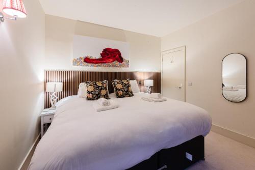 London Hues 2 Bedroom apartment - main image