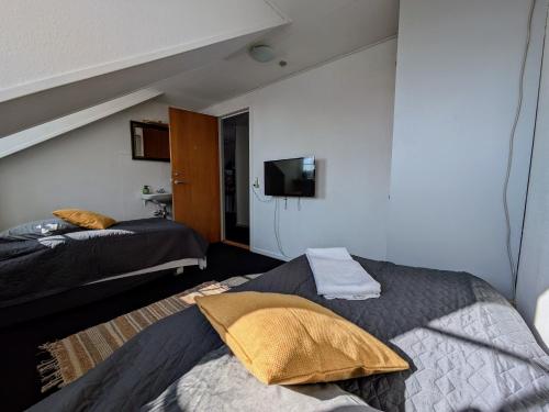 2 twin beds