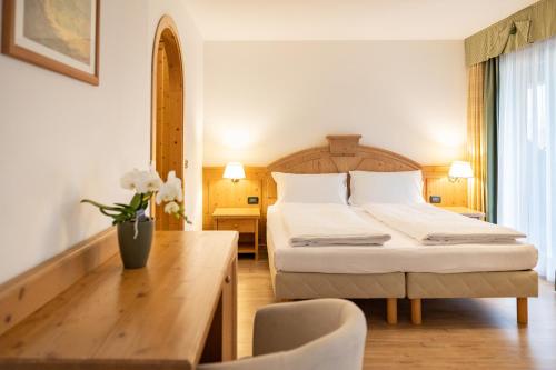 1 queen bed, 1 sofa bed