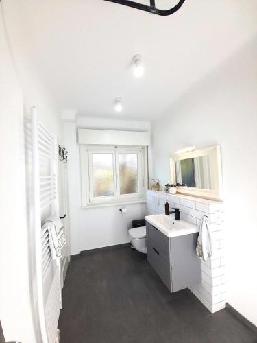 Central Private Cozy Room w own entrance, Spacious Bathroom, on-site parking, Hambourg (photo 3)