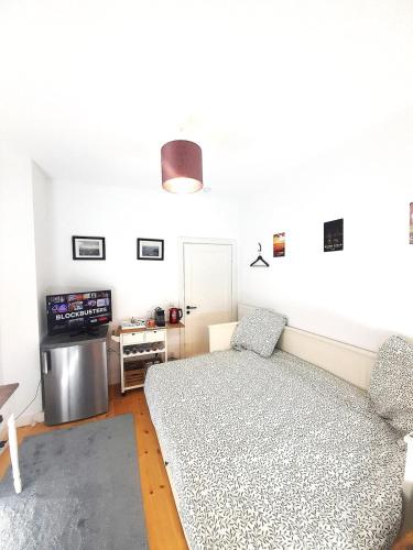 Central Private Cozy Room w own entrance, Spacious Bathroom, on-site parking, Hambourg (photo 9)