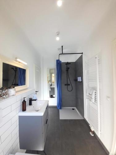 Central Private Cozy Room w own entrance, Spacious Bathroom, on-site parking, Hambourg (photo 10)