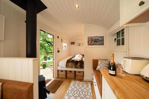 Cosy Cute Cabin with Large Veranda & Outdoor Bath in Campsie and Kirkintilloch North